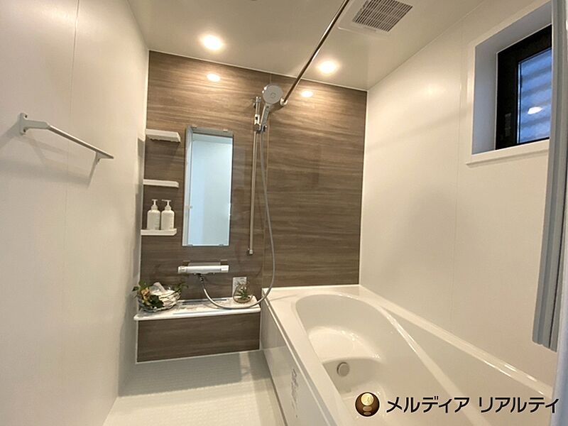 浴室には保温性の高い風呂フタとバスタブを採用。ご家族それぞれ時間差で入浴しても追い炊きが少なく光熱費も抑えられます♪/D号棟
