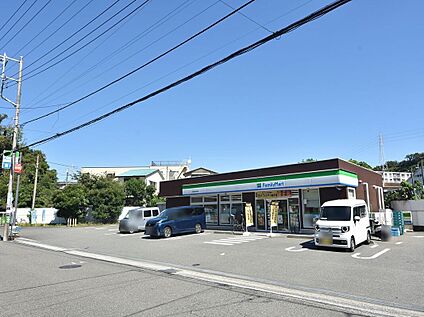 ファミリーマート横浜釜利谷南店 約400ｍ