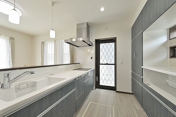 カウンターキッチンだから、料理をしながら子どもの様子を見守れる安心設計。