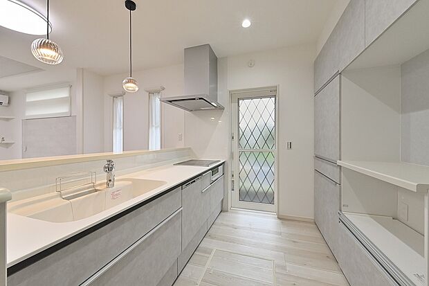 【佐土原1丁目　2号地　キッチン】大容量の収納とパントリー付き！キッチンまわりがいつもスッキリ片付く工夫がいっぱい。