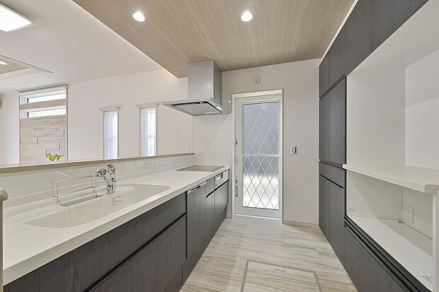 【クレストタウン八景水谷II　1号地　キッチン】食洗機やIHクッキングヒーターなど最新設備を備えたシステムキッチン。見た目の美しさと機能性を兼ね備えています。