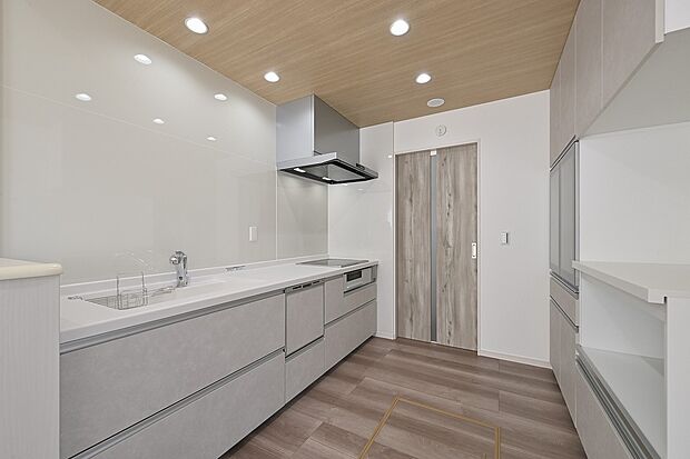 【クレストタウン八景水谷II　5号地　キッチン】料理を運ぶ手間が少ない、キッチンとリビングの快適なレイアウトが毎日の暮らしをサポート。