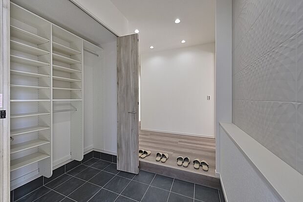 【クレストタウン八景水谷II　5号地　玄関】広々とした玄関ホールで、毎日の帰宅がちょっと特別な気分に。