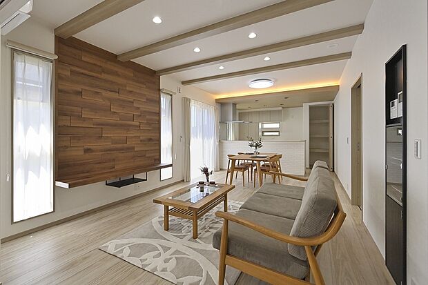 【かすみヶ丘(百花園停)4-3号地 LDK】キッチンから洗面室・浴室へ直結する快適動線で、家事時間を短縮。家族との時間をもっと楽しめる、機能的な間取りです。