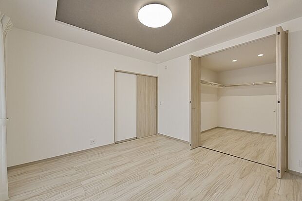 【かすみヶ丘(百花園停)4-3号地 洋室】WIC付きで衣類や小物もまとめて収納、寝室がスッキリ片付きます。二面採光で、風と光が通り抜ける快適空間。