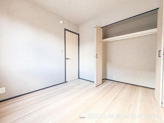 【【洋室】】【洋室】光が沢山採り込める大きな窓で暖かいお部屋となります。遮音性にも優れ、結露も発生しにくい構造!