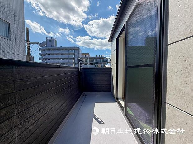 【現地写真】【バルコニー】ワイドスパンのバルコニー!奥行きがあるタイプ!洗濯物が沢山干せて陽はいっぱいあたります