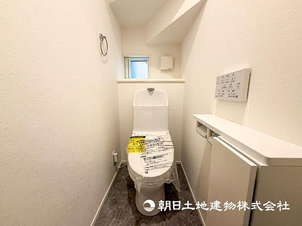 【現地写真】【トイレ】温水洗浄便座付きで年中快適なトイレです。クロスや床の色味も落ち着ける空間です