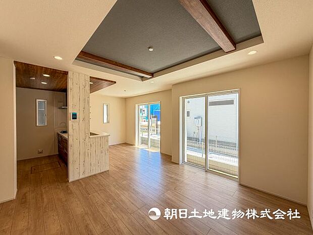 【現地写真】【リビング】家族との時間、自分の時間を大切にできる空間はここにあります。ご家族だんらんの時間をどうぞ!