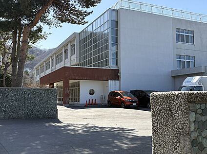宮の森中学校 約1610m～1660ｍ(徒歩約21分)