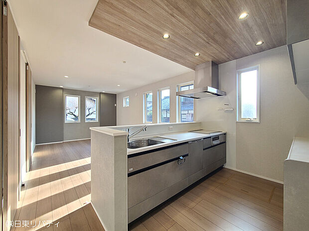 リビングで遊ぶお子様を見守りながらお料理が出来る対面式カウンターキッチンは、大切なご家族をいつも身近に感じられ、毎日のお料理も楽しくなりますね。