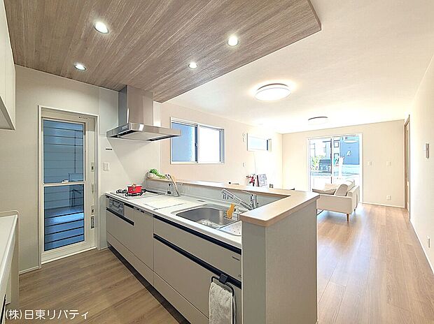 リビングで遊ぶお子様を見守りながらお料理が出来る対面式カウンターキッチンは、大切なご家族をいつも身近に感じられ、毎日のお料理も楽しくなりますね。