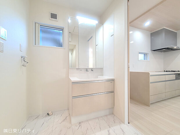 【No.2 洗面】玄関ホールとキッチン・浴室の3WAYの洗面室、生活動線もよく、暮らす人の事を1番に考えた使い勝手の良い水回りです。