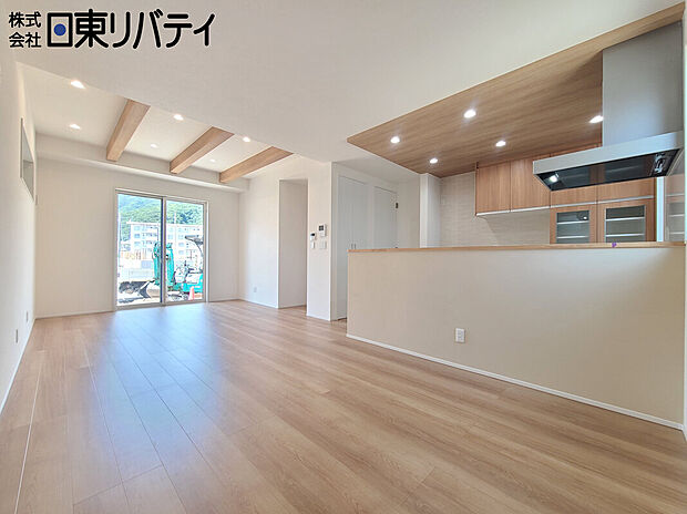【LDK】折り上げ天井の木目調化粧梁と下がりの下がり天井が彩る、温もりあふれる大空間LDK。木の風合いに包まれながら、家族がゆったりと寛げる上質な憩いの居場所です。