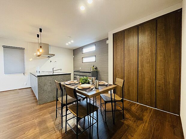 【ダイニング】トレンドのモルタル調ペニンシュラキッチン。アクセントクロスとのコーディネートもcoolです!