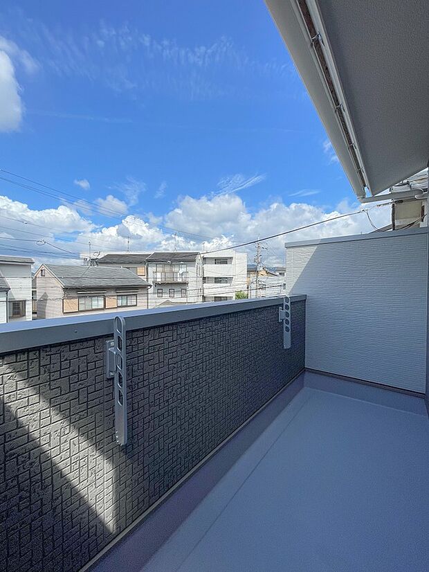 【バルコニー】・2面バルコニーあり!洗濯物を干せるスペースが増え、洗濯物が多い日も安心ですね♪