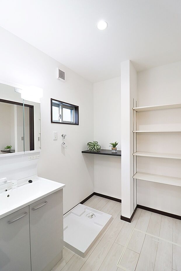 【■施工例:洗面】広い洗面には棚がついており、ご家族分のタオルや詰め替え用品などたっぷり収納可能です!