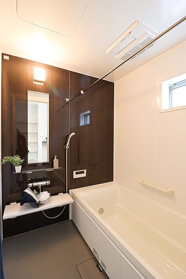 【■施工例:トイレ】壁リモコンで両サイドがスッキリとしており、多彩な機能付で清潔なトイレ空間に。