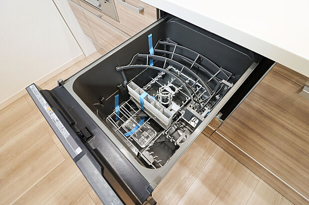 【【食器洗乾燥機】】■後片付けをサポート! 食事後の家族のくつろぎタイムもゆっくりともてます♪
■朝食準備や送り迎え…と忙しいママも大助かり! 環境にも手肌にも優しい設備です!