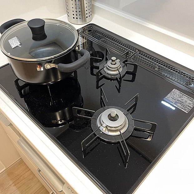 【【3口 コンロ】】◆バーナー間隔が広いので、3口同時に使っても鍋振りもできます!グリルの排気口をコンパクトにして、仮置きできるスペースもご用意しております♪