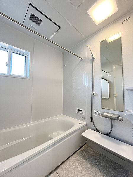 ◆浴室暖房乾燥機付きのバスルーム！１坪タイプなので足を伸ばして入浴できます！