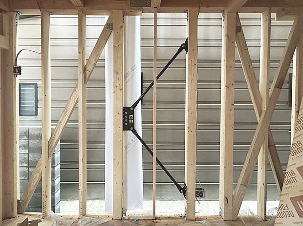 ■高性能ダンパー搭載!
耐震と制震を兼ね備えており、
2つの性能の相乗効果で地震から住まいを守ります