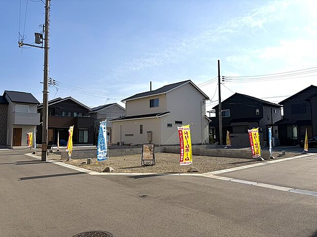 全区画30坪以上の大型分譲地! 15の家族の15の夢のまち♪(分譲街並み|写真撮影R8.1)