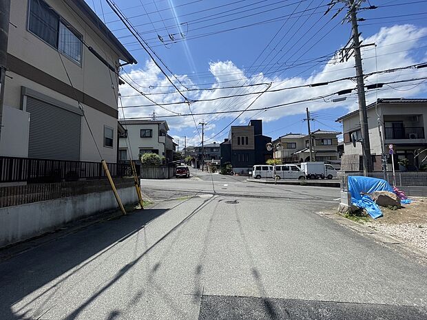 【【前道】】前道が広いことで通路幅に余裕があるため駐車もラクチン♪さらに道路を挟んだ向かいの家との距離が離れるため日当たり・通風も良好!
