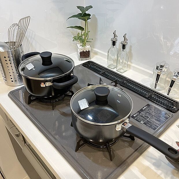 【3口コンロ】■バーナー間隔が広いので、3口同時に使っても鍋振りも出来ます!グリル排気口をコンパクトにして、仮置き出来るスペースもご用意しております♪(ドリームタウン仕様例)