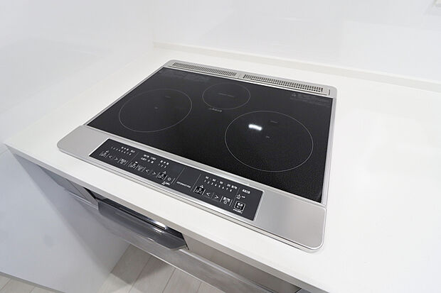 【ドリームタウンシリーズ共通設備】【IHクッキングヒーター】
火を使わないので小さなお子様とも料理を楽しめるIHクッキングヒーター！
フラットになっている為、お掃除ラクラク！