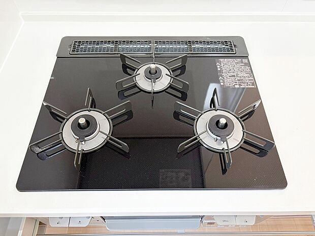 【【ホーロートップガスコンロ】】■バーナー間隔が広いので、3口同時に使っても鍋振りも出来ます!グリル排気口をコンパクトにして、仮置き出来るスペースもご用意しております♪(ドリームタウン仕様例)