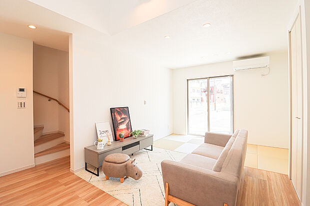 【【リビング】】タタミコーナーはお子様が遊んだり・お昼寝するスペースにも◎(写真撮影:R6.9)