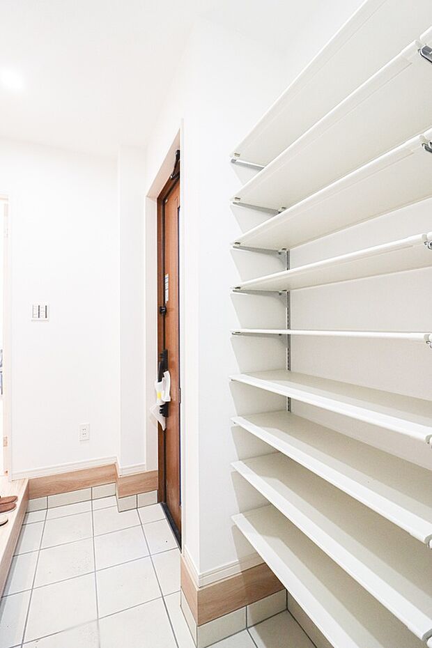 【【玄関】】シューズクローゼットはご家族みんなの靴の収納から、帰宅時にベビーカーも畳まずに置いとける広さです!(写真撮影:R6.9)