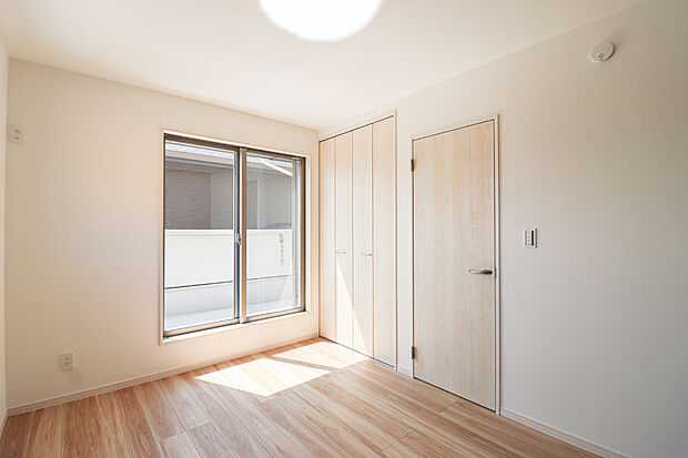 【【洋室6帖】】全居室LOW-E複層ガラスは高い断熱性能で、夏は涼しく・冬は暖かく快適な室内環境♪光熱費も削減してくれます!(写真撮影:R6.9)