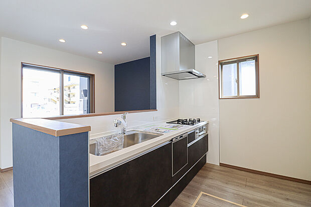 【【キッチン】】システムキッチンで楽しくお料理!キッチンの側に窓がついており、換気も◎(写真撮影R7.3)