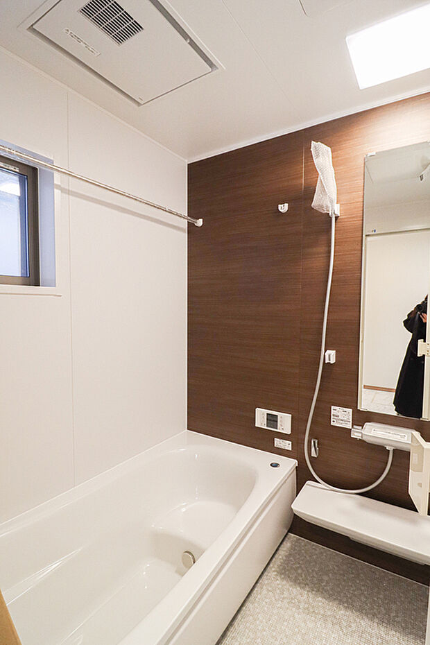 【【浴室】】■1坪タイプの浴室で1日の疲れをリフレッシュ♪窓が付いているので、浴室の換気も◎(写真撮影:R7.3)