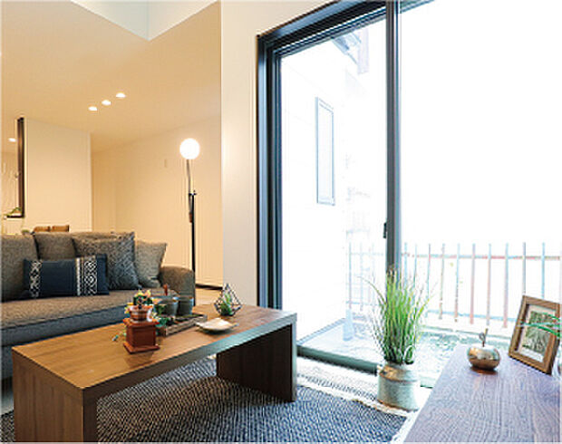 【全居室LOW-E複層ガラス】遮熱、断熱、省エネ性能にも優れ、より快適な住まいを実現します。また、結露を減らして汚れの進行や、ダニ・カビを抑制してくれます。(ドリームタウン仕様例)