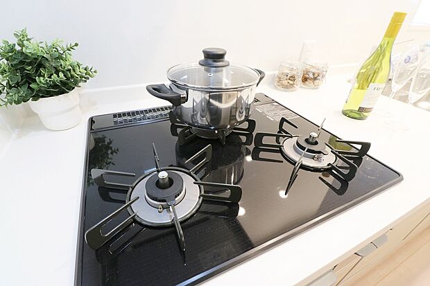 【【ホーロートップガスコンロ】】■バーナー間隔が広いので、3口同時に使っても鍋振りも出来ます!グリル排気口をコンパクトにして、仮置き出来るスペースもご用意しております♪(ドリームタウン仕様例)