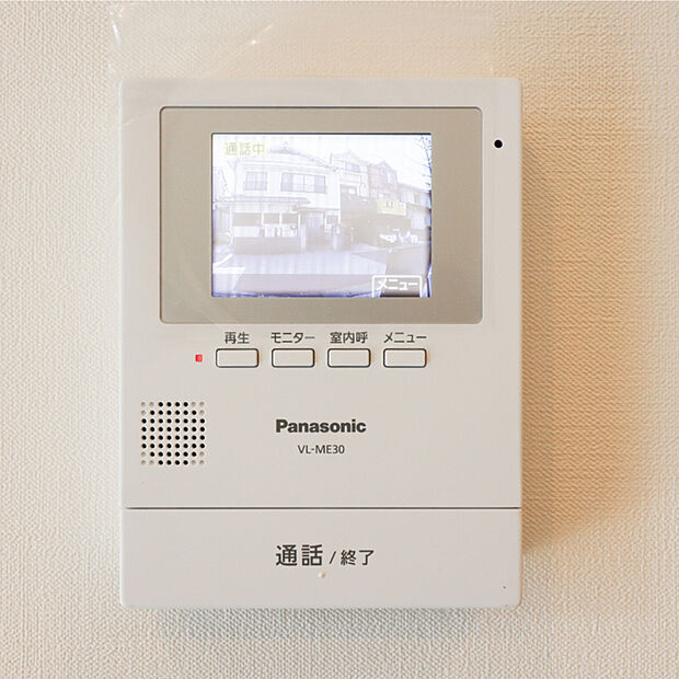【TVモニター付きインターフォン】来客者を確認できるTVモニター付インターフォン。普段の生活時はもちろん、
お子様が一人でお留守番する際にも安心ですね!
