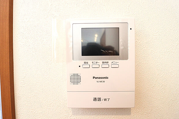 【【当社施工例：ＴＶモニター付インターフォン】】来客者を確認出来るＴＶモニタ-付インターフォン。
普段の生活時はもちろん、お子様が一人でお留守番する際にも安心ですね！