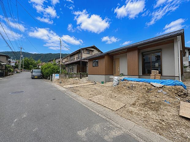 【【現地写真】撮影R.8.6】新林小学校まで徒歩5分で到着！お子様だけでなく運動会、授業参観、学習発表会などの学校行事に歩いて行ける為ご家族みんなが嬉しいです♪