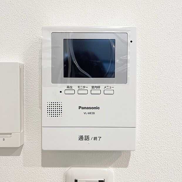【TVモニター付インターホン】来客者を確認できるTVモニター付インターフォン。普段の生活時はもちろん、
お子様が一人でお留守番する際にも安心ですね!