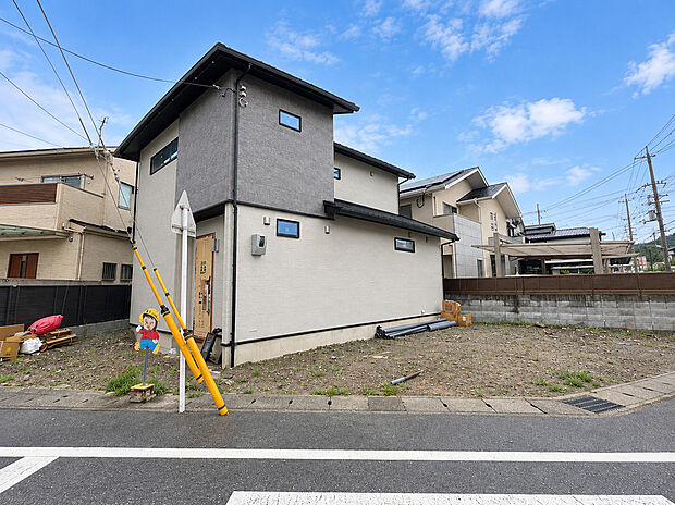 【【現地写真】】陽当たり・風通し良好のスッキリ角地！（R8.9撮影）