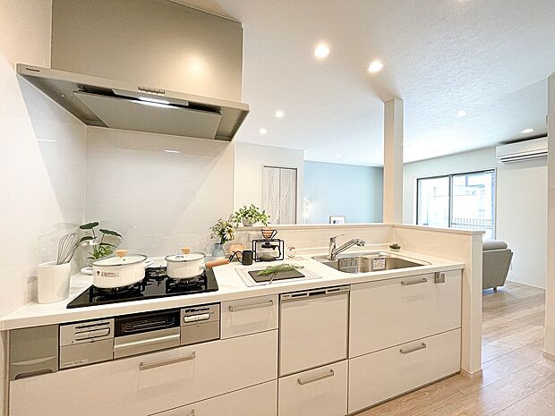 【【ドリームタウンシリーズ施工例:キッチン】】ダイニングからワークスペースを見渡せる、見せるキッチン。ダイニングとの空間のつながりが、スペースのゆとりを生み出します♪