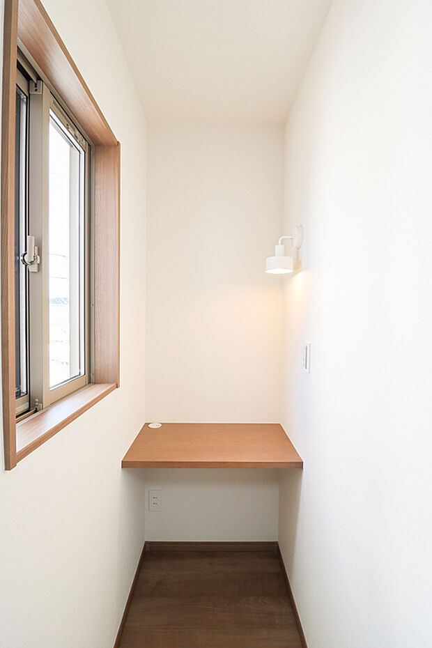 カウンターを設置して、デスクいらず!お父様のお仕事部屋にも!