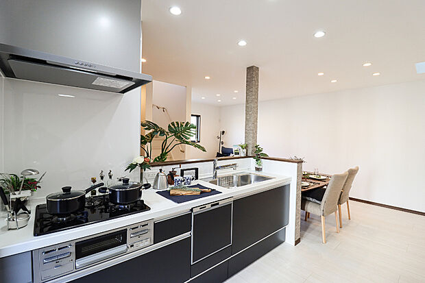 収納力アリ!食洗器付きのシステムキッチンです!3つ口コンロ&グリルもついているので、汁物、焼き物など同時に作業できて家事がはかどりますね!ママも大助かり!