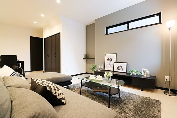 オープンでのびやかな空間を生み出す、こだわりの広がりとゆとり。家族と過ごす時間を大切にしたい方にぴったりの明るくゆとりある住空間です。