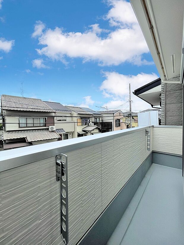 【【ドリームタウンシリーズ施工例:バルコニー】】バルコニーは洗濯物を干すだけの場所じゃなく、家族のゆとりのある時間を演出するプライベート空間。