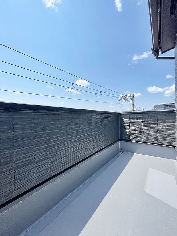 【【ドリームタウンシリーズ施工例:バルコニー】】洗濯物や布団をたっぷり干せるのがうれしいバルコニー♪