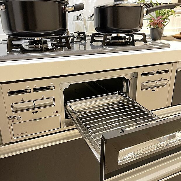 【【ドリームタウンシリーズ施工例:グリル】】■フライパンで焼くことの多い肉料理を代わりにグリルを使えば、油をひく必要もなく、余分な脂も落として焼けるため、フライパンを使った時よりも多く油脂分をカットできます!